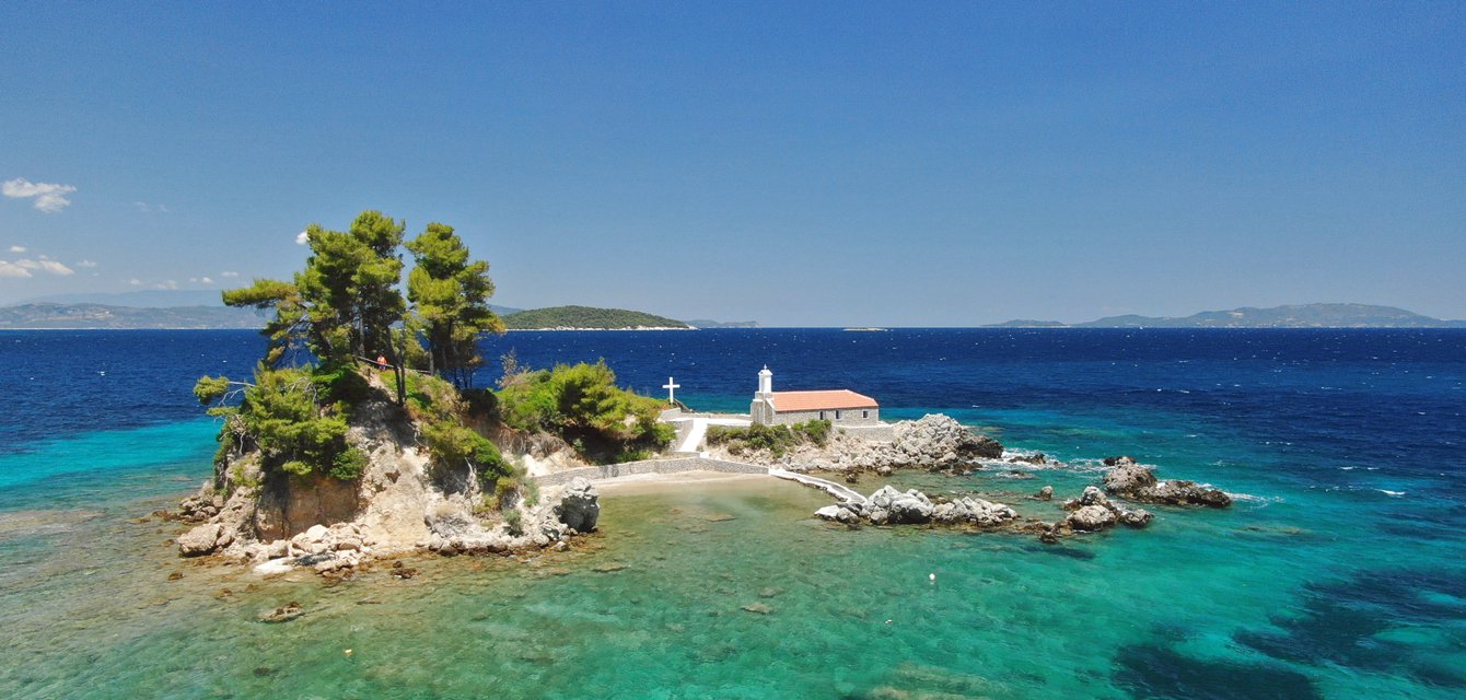 Sailing holidays in the green-blue landscapes of Agios Nikolaos, Evia, Greece